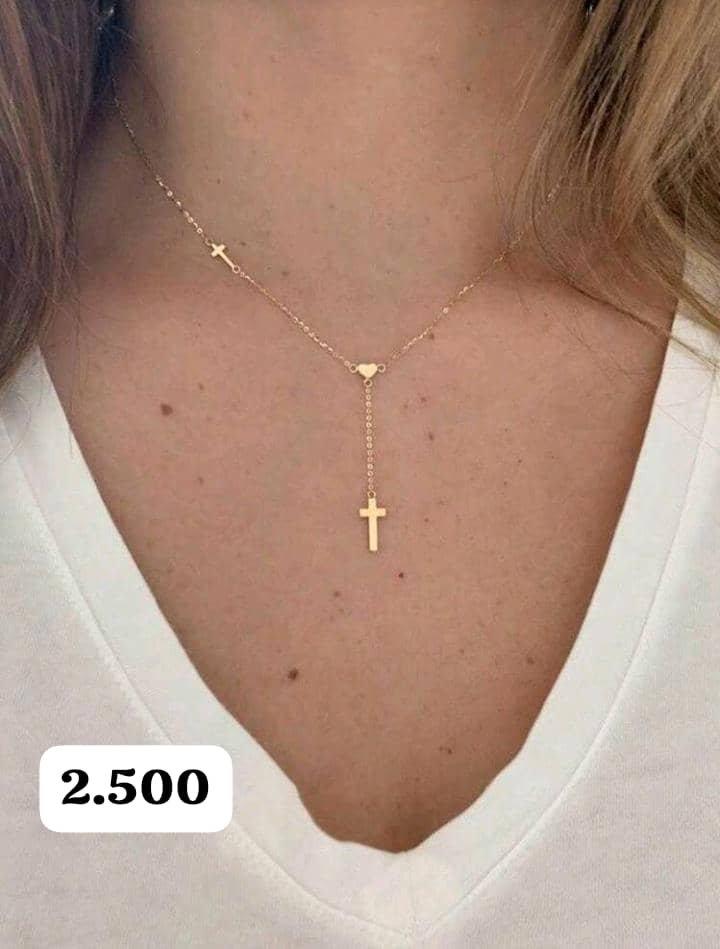 Un collier élégant en forme de Y pour femme, orné d'un petit pendentif croix minimaliste, parfait pour ajouter un peu de paillette à vos tenues de soirée. – magnificat