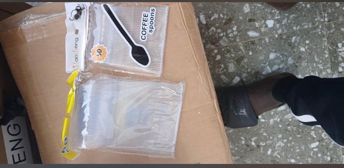 Cuillères en plastique X50 – est Différent Toure Business Vendre Plastique est Différent