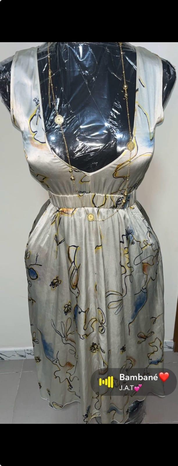 Robe longue satinée à motifs – Mina Shops